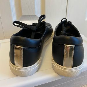 NWOT Black and gold Kenneth Cole